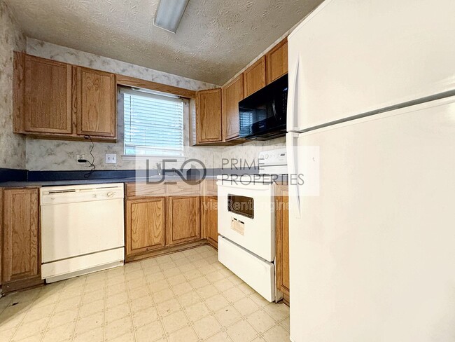 Building Photo - 5916 Dogwood Manor