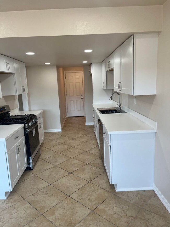 Building Photo - Gorgeous Fully Remodeled 3 Bd. 2.5Ba Condo...