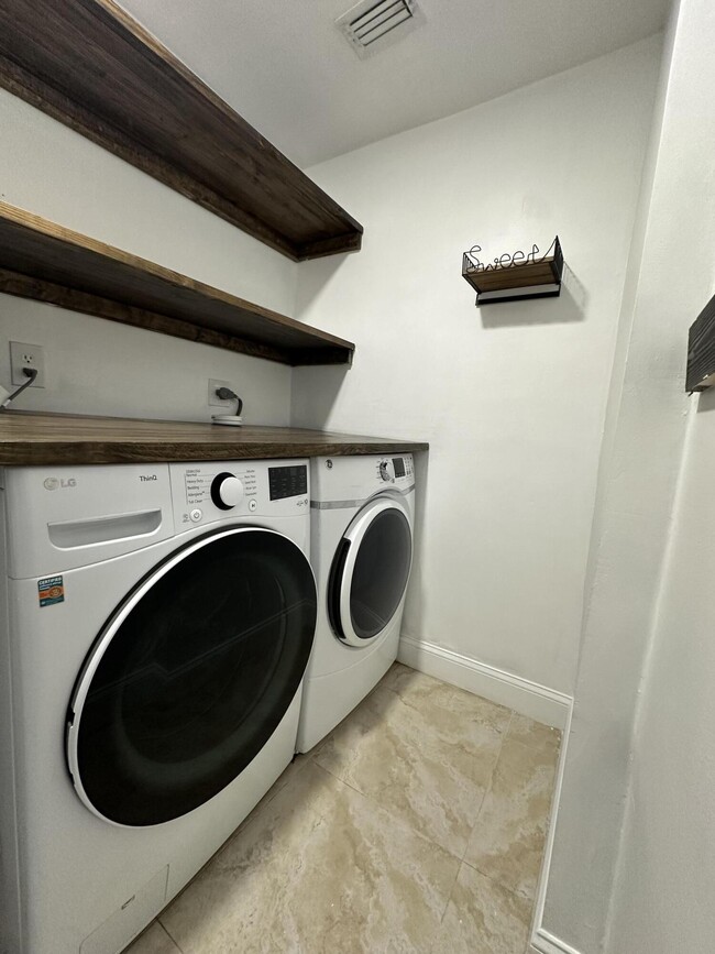 Building Photo - 5605 SW 24th Ave