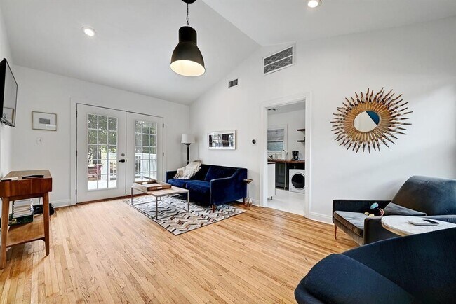 Building Photo - 2943 Higgins St