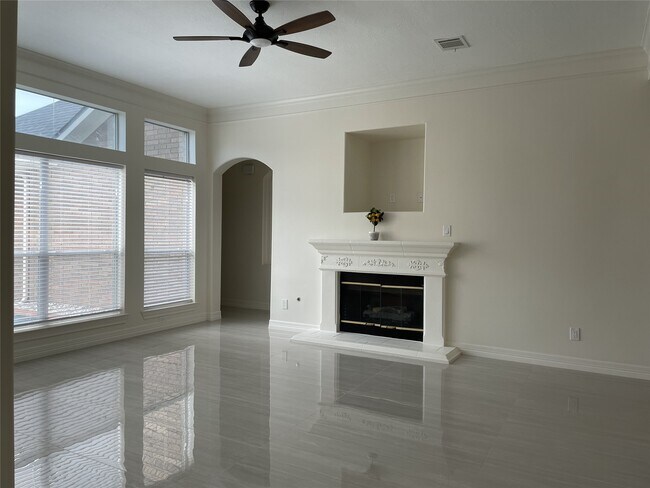 Building Photo - 5622 Lake Pl Dr