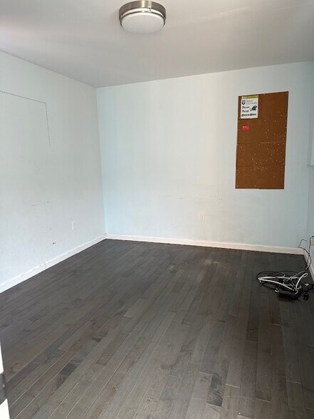 Garage studio - 1606 Elm St