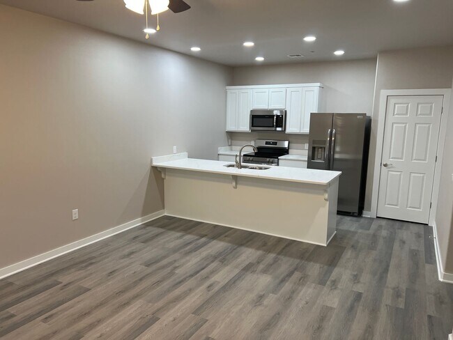 Building Photo - 923 Callie Ave