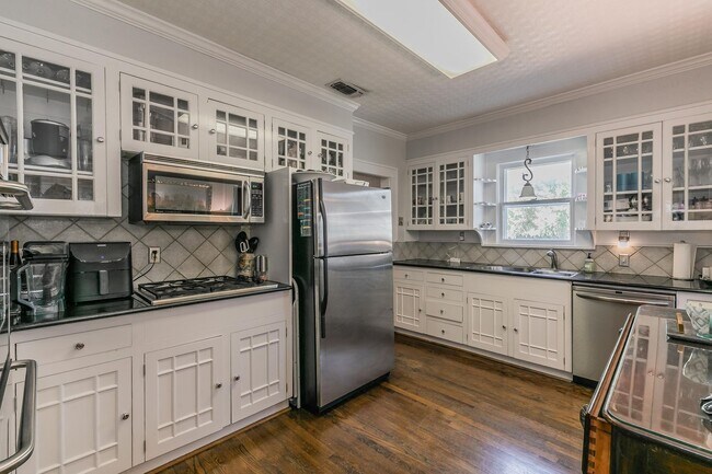 Building Photo - Charming Bungalow - Arlington Heights