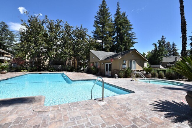 Building Photo - 508 Woodside Oaks
