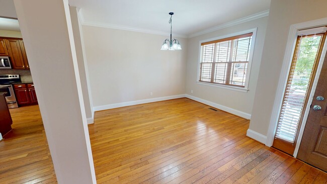 Building Photo - Large 5 Bedroom with Large Fenced in Back ...