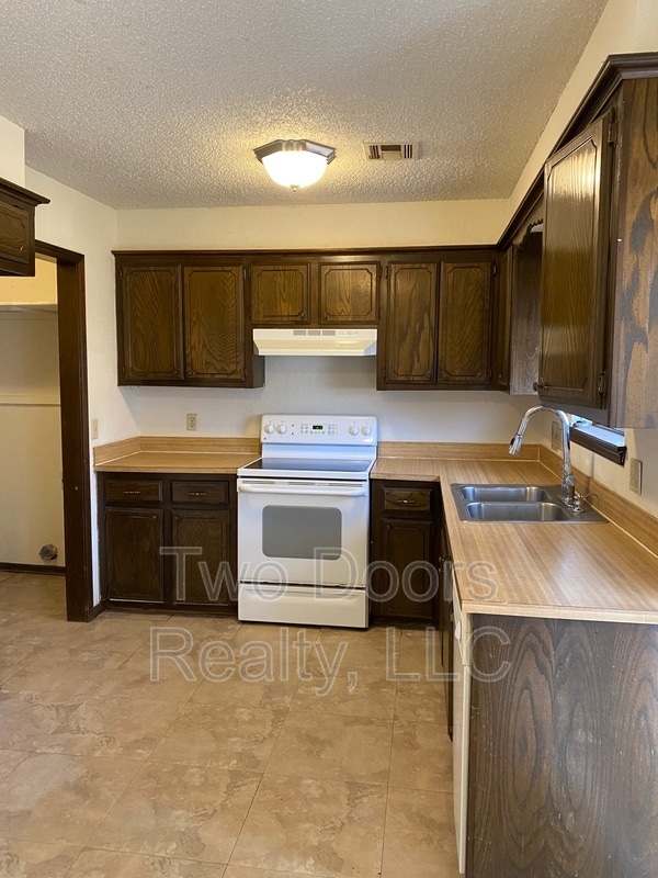 Building Photo - 3013 Gwendolyn Ln