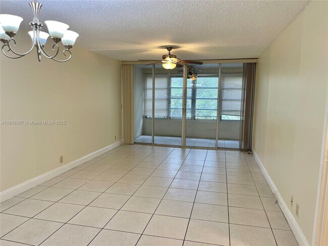 Building Photo - 9461 Evergreen Pl