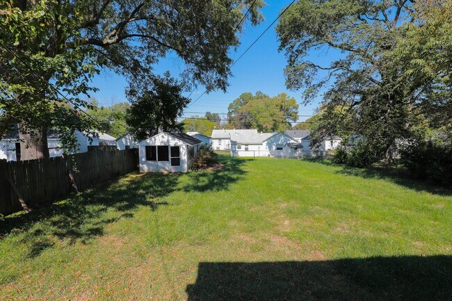 Building Photo - -- AVAILABLE NOW! 4 BED 2 BATH HOME IN POPULAR LAKESIDE --