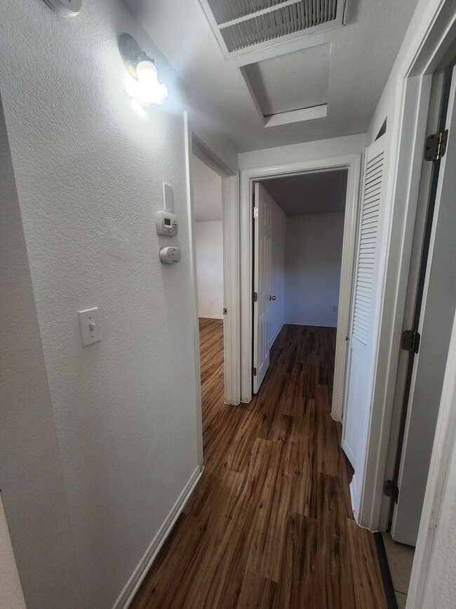 Building Photo - Two Bedroom One Bath Home!