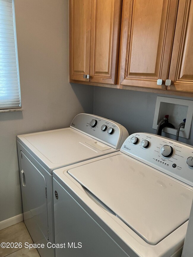 Building Photo - 8494 Ridgewood Ave