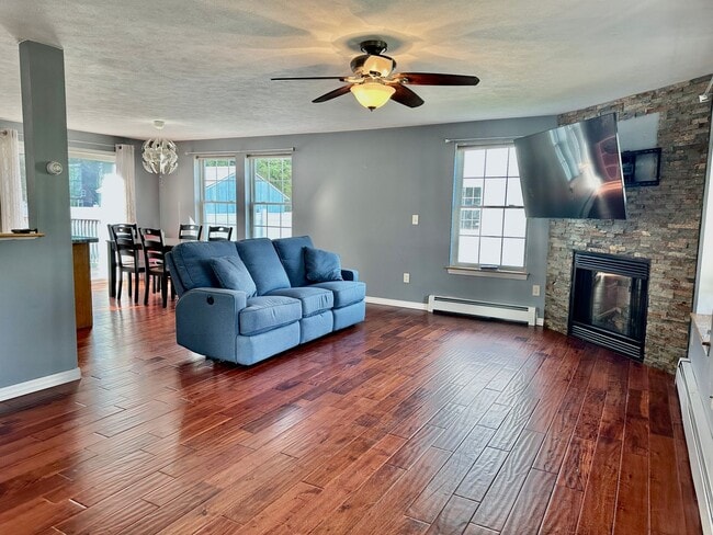Building Photo - Like New 3BR, 1.5 bathroom Colonial For Rent