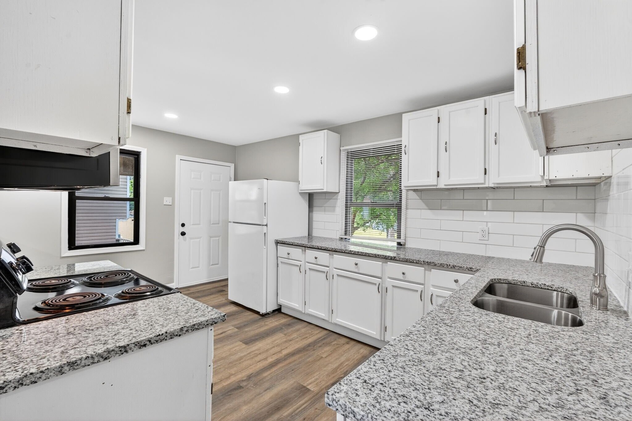 Building Photo - 2390 Teakwood Manor Dr