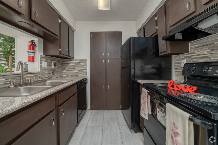 1BR, 1.5BA - 691SF - Kitchen - Villa Barcelona