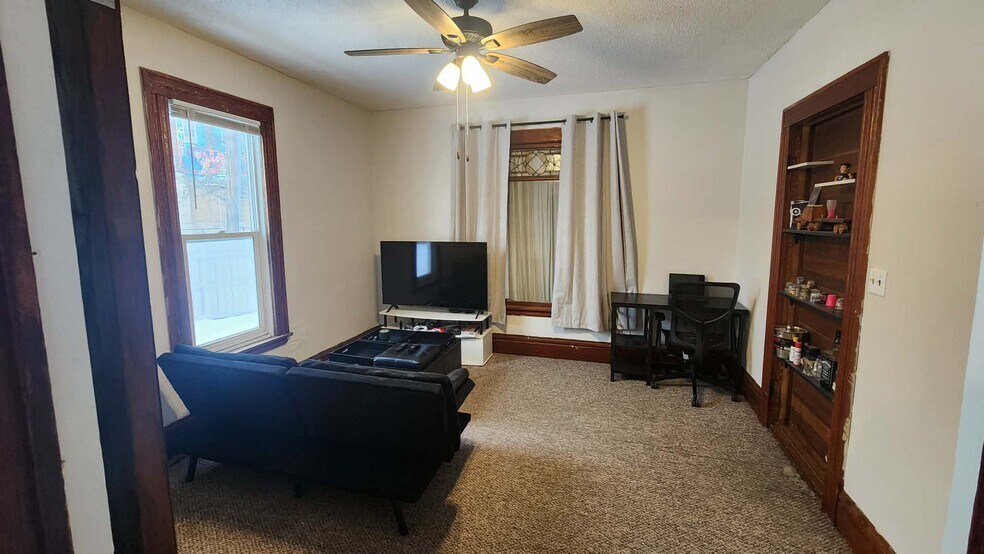 Building Photo - 912 4th St NE