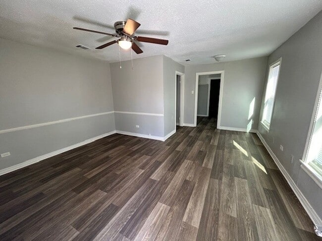 Building Photo - Spacious 2 Bedroom