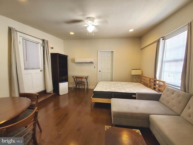 Building Photo - 600 S Washington St