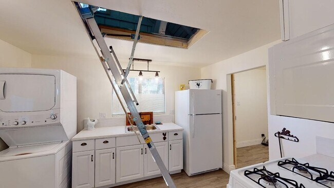 Building Photo - Coming Soon! Turn-key 1 Bedroom, 1 Bath Cabin for Lease in Crestline, California!