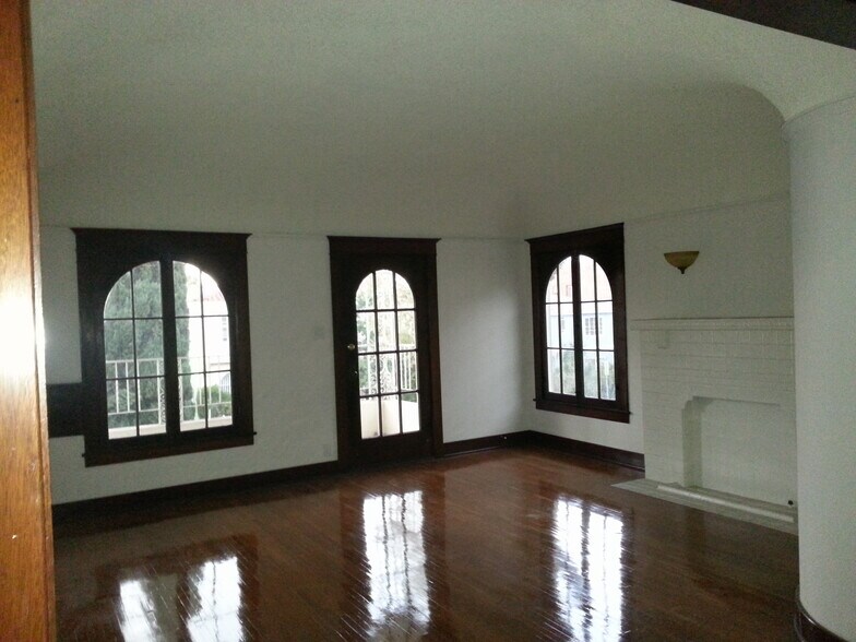 Formal living room - 218 1/2 N Kenmore Ave