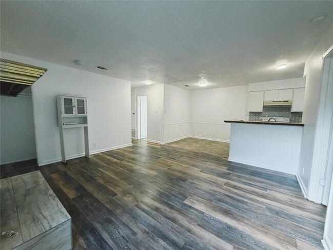 Building Photo - 9906 Hundred Oaks Cir