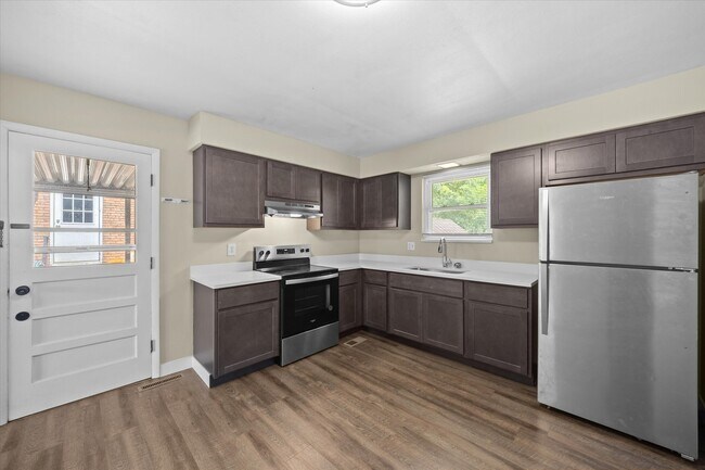 Building Photo - 8 Manor Dr