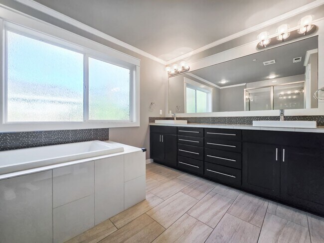 Building Photo - Modern 5-Bedroom Kirkland Home with Solar ...