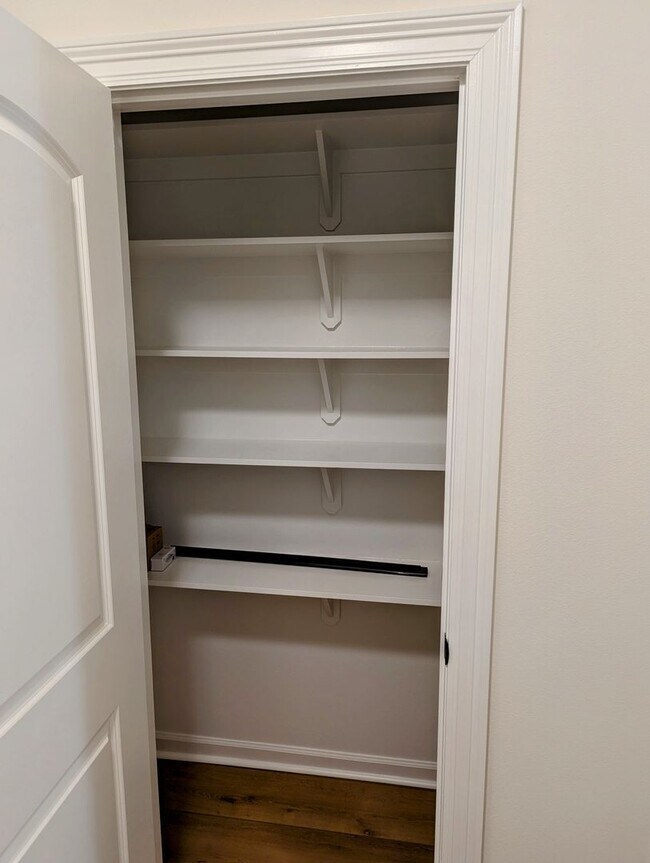 Building Photo - Welcome to Metairie Place!