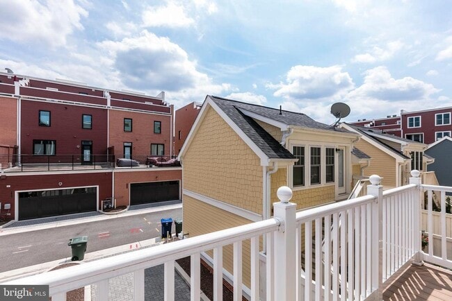 Building Photo - 723 Diamond Ave