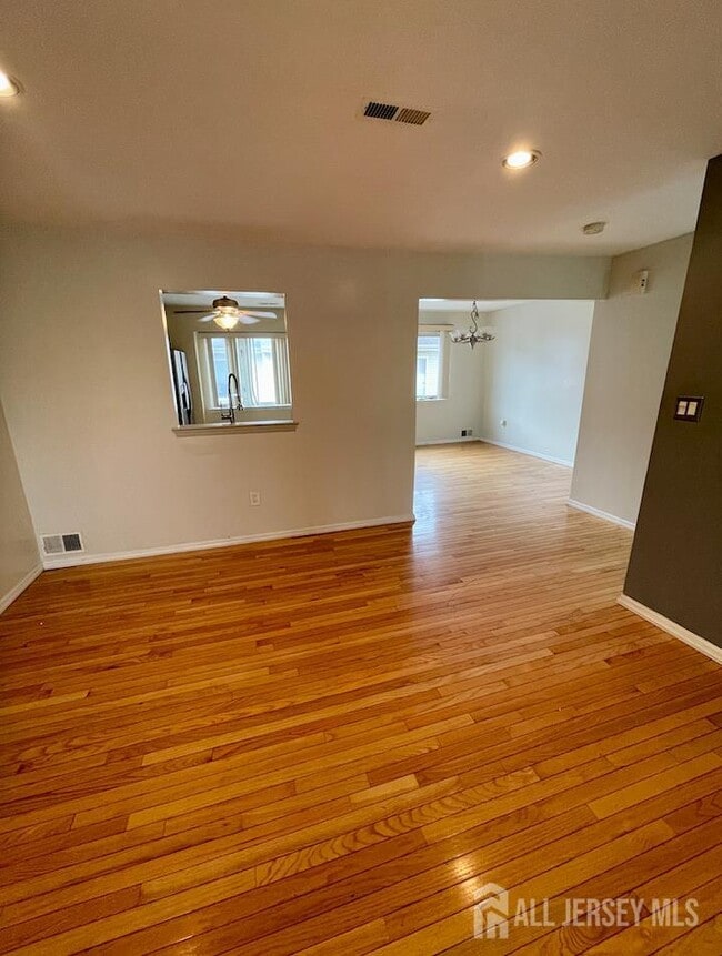 Building Photo - 410 Johnstone St