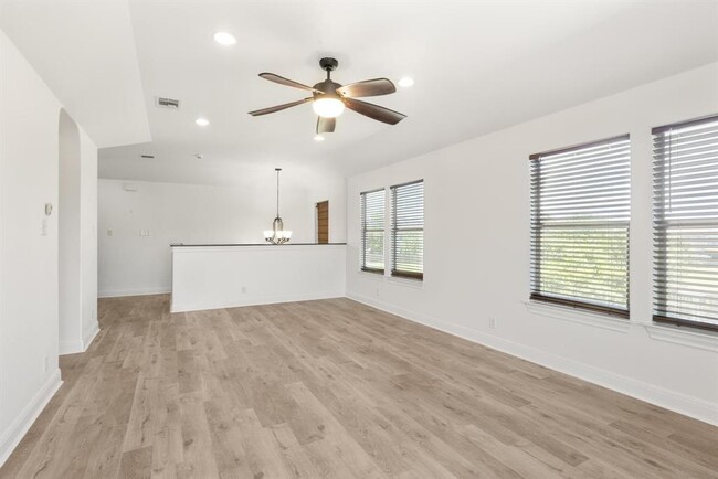 Building Photo - 135 Clematis Ct