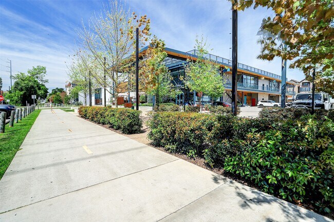 Building Photo - 945 Waverly St
