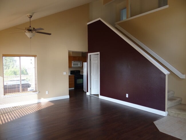 Building Photo - MOVE IN SPECIAL!!! 6 Bedroom Home in Belli...