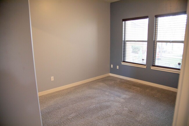 Building Photo - Farmington Crossing - 2 Bedroom Townhome