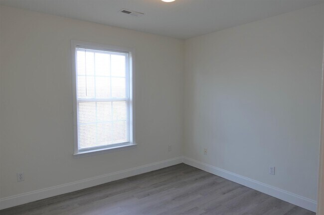 Building Photo - 445 Melbourne Ln