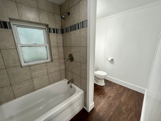 Building Photo - 3 Bed 1 Bath Downtown St. Joseph