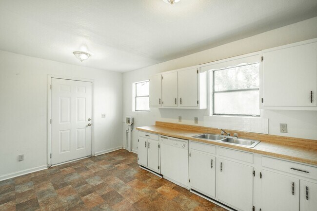 Building Photo - Updated 2 Bedroom Red Bank Home with Porch and Backyard