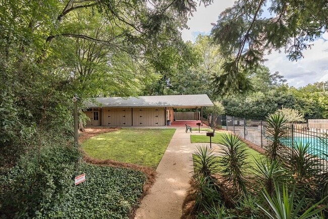 Building Photo - 250 Little St