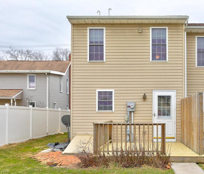 Building Photo - Beautiful 3 Bedroom, 1.5 Bath Townhome in Elizabethtown!