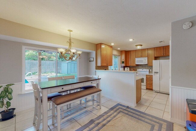 Building Photo - Available Mid-June | 3 Bedroom Arlington H...