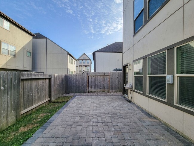 Building Photo - A stunning 4-story home perfectly situated in the heart of Spring Branch!