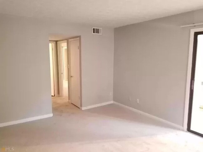 Building Photo - Room in 2 Bedroom Condo at Roberts Dr