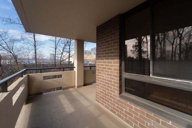 Building Photo - Contemporary 2BR/2BA Corner Condo at The Encore of McLean
