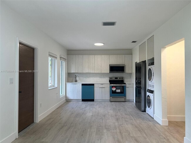 Building Photo - $2,395