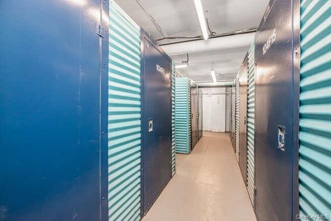 Building Photo - 6 Fordham Hill Oval