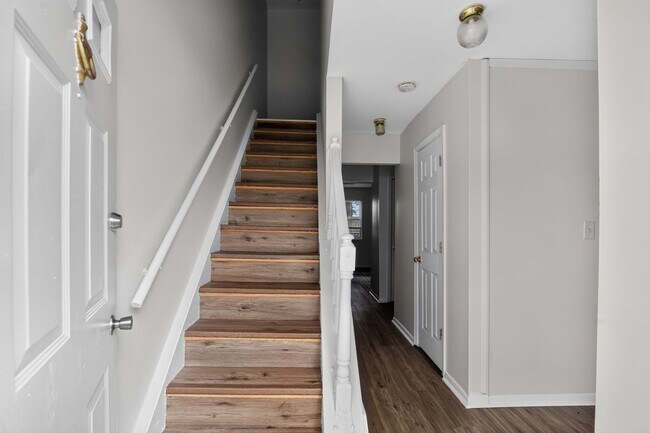 Building Photo - Available 3 Bedroom 1.5 bath Townhouse in Fredericksburg, Stafford County