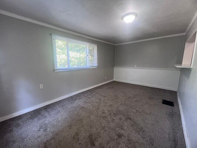 Building Photo - Three Bedroom Single Family Located Near D...