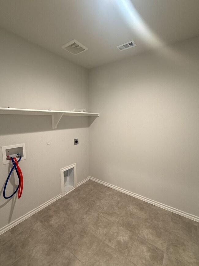 Building Photo - 4 bedroom home in Springtown, Texas