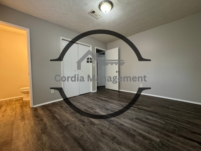 Building Photo - Fenced in 4 Bedroom 1.5 bathroom Home located in Jonesboro