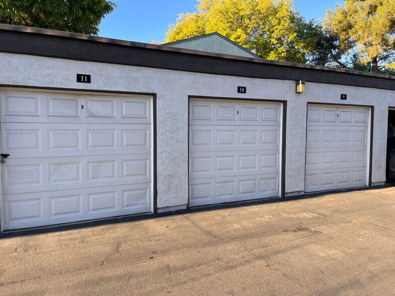 Building Photo - 16377 Lakeshore Dr