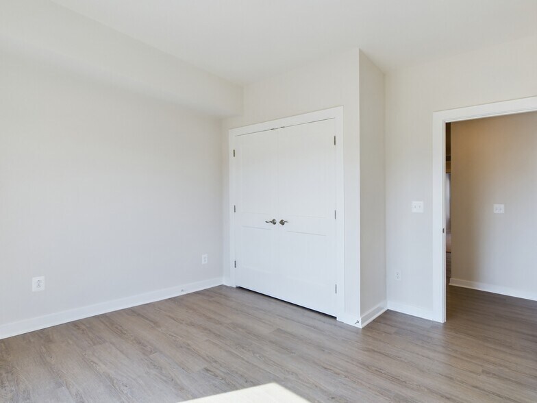 Building Photo - 43801 Middleway Ter